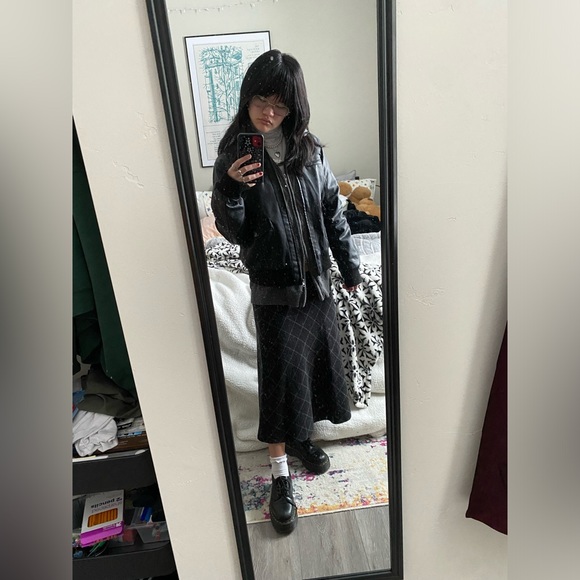 Meet your Posher, Jillian - Picture 1 of 3